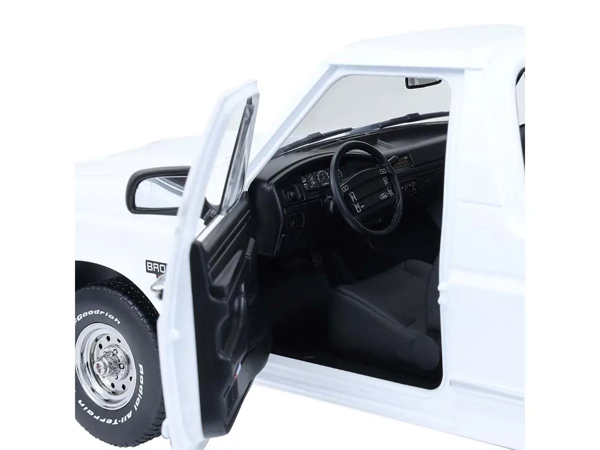 1993 Ford Bronco Xlt Oxford White "Artisan Collection" 1/18 Diecast Model By Greenlight 2