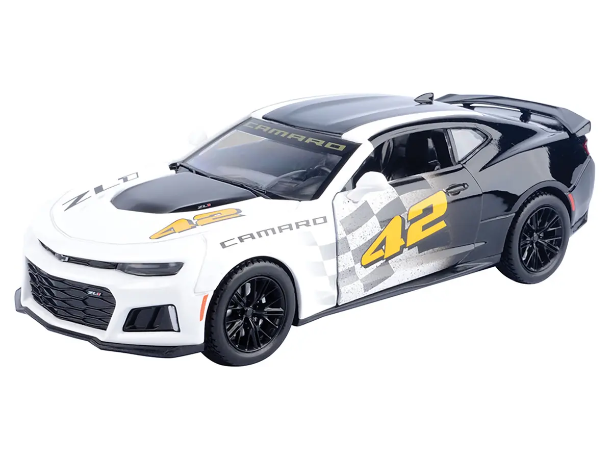 2017 Chevrolet Camaro Zl1 #42 Black And White "Gt Racing" Series 1/24 Diecast Model Car By Motormax 2