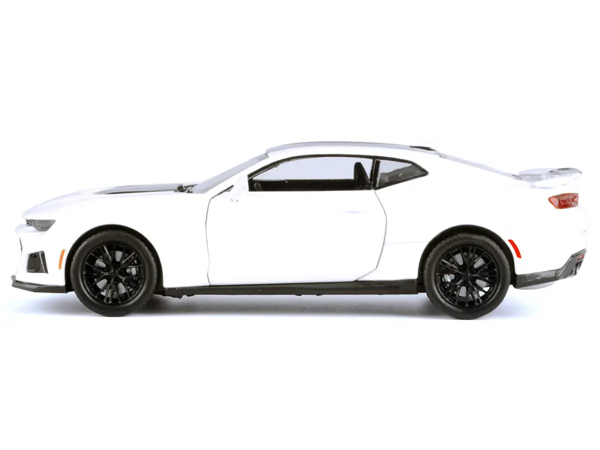 2017 Chevrolet Camaro Zl1 White 1/24 Diecast Model Car By Motormax 2